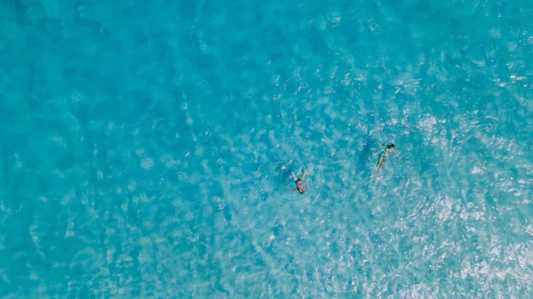 Casal Mulheres Flutuar Num Oceano Azul Claro Vista Aérea Foto — Fotografia de Stock