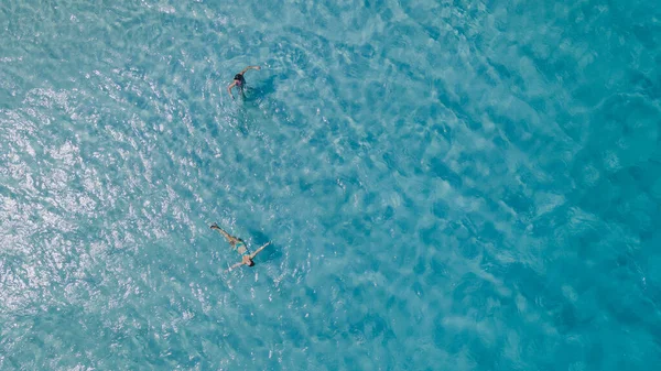 Par Mujeres Flotando Océano Azul Claro Vista Aérea Foto Alta — Foto de Stock