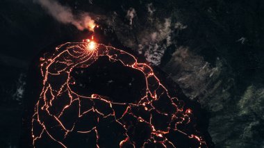 Hawaii Volkanları 'ndaki Kilauea Volkanı üzerinde helikopter. Büyük Ada' daki Ulusal Park..