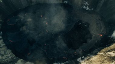 Hawaii Volkanları 'ndaki Kilauea Volkanı üzerinde helikopter. Büyük Ada' daki Ulusal Park..