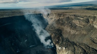 Hawaii Volkanları 'ndaki Kilauea Volkanı üzerinde helikopter. Büyük Ada' daki Ulusal Park..