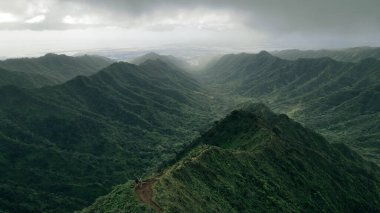 Oahu 'daki dağ manzarası. Hawaii 'deki Moanalua Vadisi Yolu. Yüksek kalite fotoğraf
