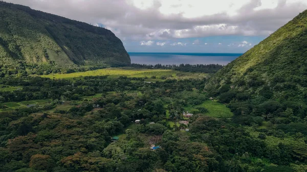 하와이 계곡을 공중에서 내려다본 아름다운 폭포들 안개와 구름으로 뒤덮여 — 스톡 사진