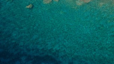 Maldivler 'de gün doğumunda yüzen kadının hava görüntüsü. Akdeniz 'de. Şeffaf su. Uçan İHA 'nın üst görüntüsü