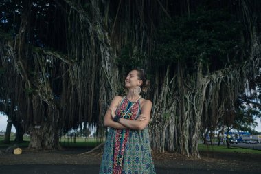 Banyan Drive, Hilo kıyısında ağaçlarla kaplı bir cadde.