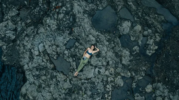 Bella Ragazza Trova Sulla Lava Vista Dall Alto — Foto Stock