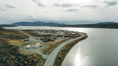 Alaska 'daki Kenai Yarımadası' nda sakin bir göl ve görkemli dağ zirveleri üzerinde dramatik ve karamsar bir gökyüzü. Yüksek kalite fotoğraf