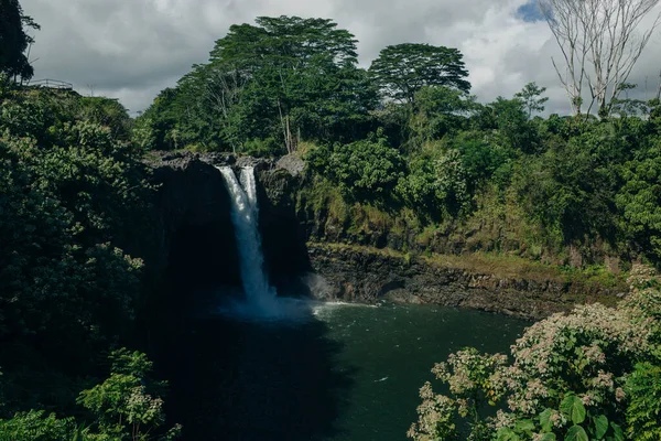 美しい虹の滝はハワイのビッグアイランドのパラダイスにあります ハワイ島カウアイ島の首都ライフエ近くのワイルア滝 — ストック写真