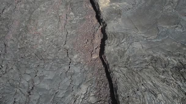 Crepe in lava solidificata su un vulcano. vista aerea dal drone.Big Island, Hawaii — Video Stock