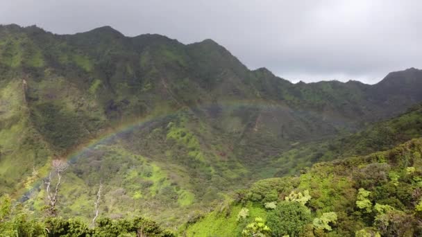 Regnbågen dyker långsamt upp på himlen i Haleakala nationalpark, Maui, Hawaii — Stockvideo