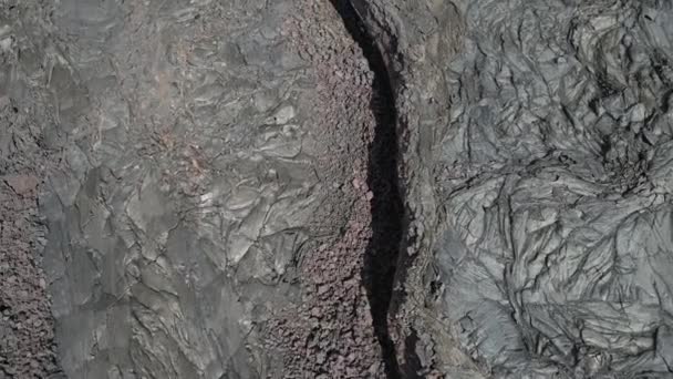 Scheuren in vaste lava op een vulkaan. vanuit de lucht gezien vanuit drone.Big Island, Hawaii — Stockvideo