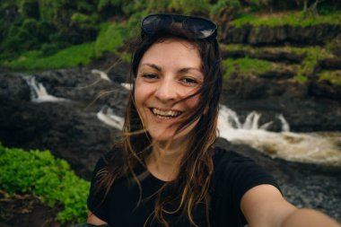 Ohe 'o Gulch' un dramatik şelaleleri Haleakala Ulusal Parkı, Kipahula, Maui, Hawaii, ABD 'de bir köprünün altındaki kayalıklardan aşağı dökülüyor. Yüksek kalite fotoğraf