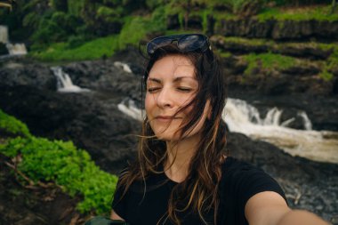 Ohe 'o Gulch' un dramatik şelaleleri Haleakala Ulusal Parkı, Kipahula, Maui, Hawaii, ABD 'de bir köprünün altındaki kayalıklardan aşağı dökülüyor. Yüksek kalite fotoğraf