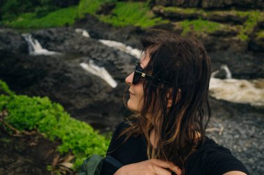 Ohe 'o Gulch' un dramatik şelaleleri Haleakala Ulusal Parkı, Kipahula, Maui, Hawaii, ABD 'de bir köprünün altındaki kayalıklardan aşağı dökülüyor. Yüksek kalite fotoğraf