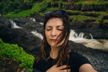 Ohe 'o Gulch' un dramatik şelaleleri Haleakala Ulusal Parkı, Kipahula, Maui, Hawaii, ABD 'de bir köprünün altındaki kayalıklardan aşağı dökülüyor. Yüksek kalite fotoğraf