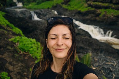Ohe 'o Gulch' un dramatik şelaleleri Haleakala Ulusal Parkı, Kipahula, Maui, Hawaii, ABD 'de bir köprünün altındaki kayalıklardan aşağı dökülüyor. Yüksek kalite fotoğraf