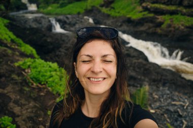 Ohe 'o Gulch' un dramatik şelaleleri Haleakala Ulusal Parkı, Kipahula, Maui, Hawaii, ABD 'de bir köprünün altındaki kayalıklardan aşağı dökülüyor. Yüksek kalite fotoğraf