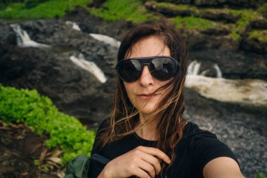 Ohe 'o Gulch' un dramatik şelaleleri Haleakala Ulusal Parkı, Kipahula, Maui, Hawaii, ABD 'de bir köprünün altındaki kayalıklardan aşağı dökülüyor. Yüksek kalite fotoğraf