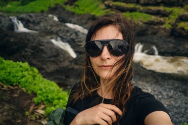 Ohe 'o Gulch' un dramatik şelaleleri Haleakala Ulusal Parkı, Kipahula, Maui, Hawaii, ABD 'de bir köprünün altındaki kayalıklardan aşağı dökülüyor. Yüksek kalite fotoğraf