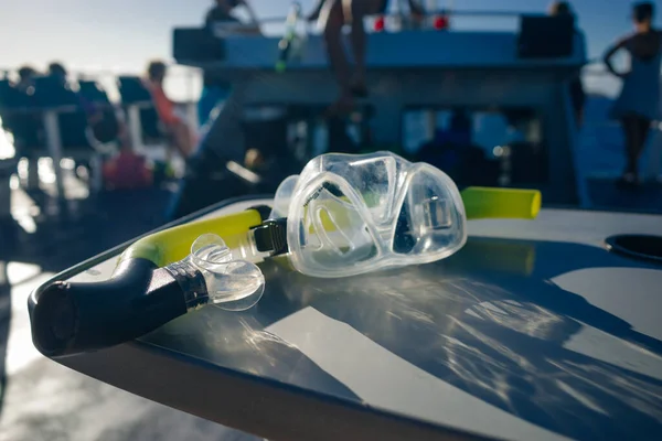 Masker Duikuitrusting Houten Tafel Kariboon Zee Wit Boot Achtergrond Hoge — Stockfoto