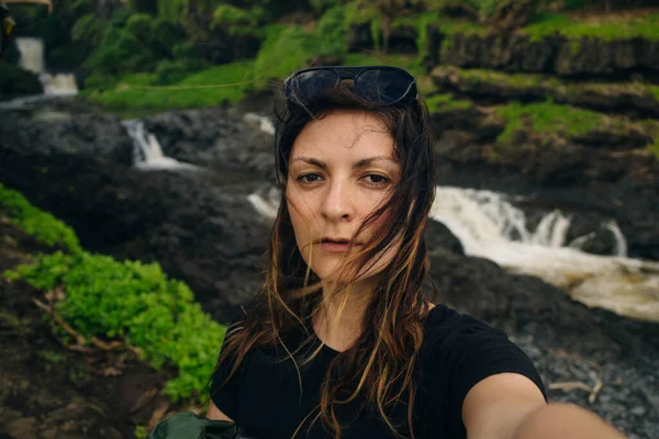 Ohe 'o Gulch' un dramatik şelaleleri Haleakala Ulusal Parkı, Kipahula, Maui, Hawaii, ABD 'de bir köprünün altındaki kayalıklardan aşağı dökülüyor. Yüksek kalite fotoğraf