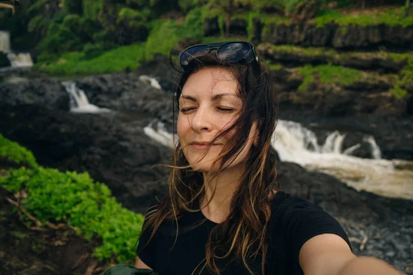 Ohe 'o Gulch' un dramatik şelaleleri Haleakala Ulusal Parkı, Kipahula, Maui, Hawaii, ABD 'de bir köprünün altındaki kayalıklardan aşağı dökülüyor. Yüksek kalite fotoğraf