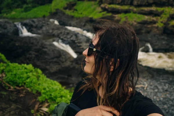 Ohe 'o Gulch' un dramatik şelaleleri Haleakala Ulusal Parkı, Kipahula, Maui, Hawaii, ABD 'de bir köprünün altındaki kayalıklardan aşağı dökülüyor. Yüksek kalite fotoğraf