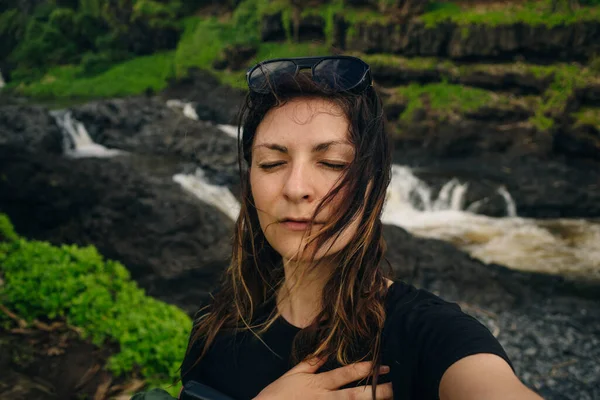 Ohe 'o Gulch' un dramatik şelaleleri Haleakala Ulusal Parkı, Kipahula, Maui, Hawaii, ABD 'de bir köprünün altındaki kayalıklardan aşağı dökülüyor. Yüksek kalite fotoğraf