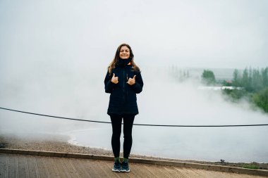 İzlanda 'da Strokkur Gayzer' in patlaması. Muhteşem gayzer Strokkur. Fountain Gayzer her birkaç dakikada bir gök mavisi suyu fırlatır. Yüksek kalite fotoğraf