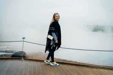 İzlanda 'da Strokkur Gayzer' in patlaması. Muhteşem gayzer Strokkur. Fountain Gayzer her birkaç dakikada bir gök mavisi suyu fırlatır. Yüksek kalite fotoğraf