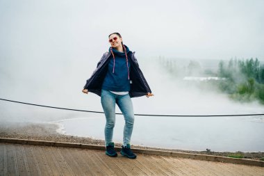 İzlanda 'da Strokkur Gayzer' in patlaması. Muhteşem gayzer Strokkur. Fountain Gayzer her birkaç dakikada bir gök mavisi suyu fırlatır. Yüksek kalite fotoğraf
