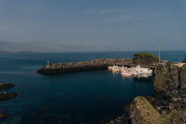 Yaz mevsimi, Batı İzlanda 'daki Snaefellsnes yarımadasındaki Arnarstapi limanındaki balıkçı gemilerinin (tekneler) güzel panoramik manzarası. Yüksek kalite fotoğraf