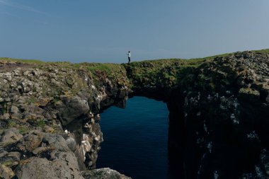 Arnarstapi bölgesindeki en ünlü kaya oluşumu Gatklettur veya Hole Rock 'tır. Yüksek kalite fotoğraf