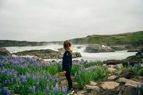 少女はアイスランドのパイプラインの中にいます 高品質の写真 — ストック写真