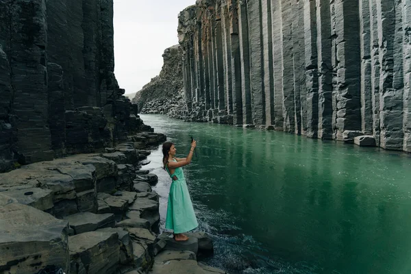 Zöld Folyó Studlagil Kanyonon Keresztül Izland Kiváló Minőségű Fénykép — Stock Fotó