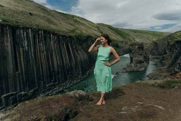 Den Gröna Floden Genom Studlagil Canyon Island Högkvalitativt Foto — Stockfoto