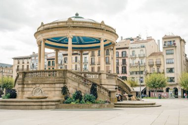 Pamplona Navarra - Plaza del Castillo meydanı yağmurdan sonra dramatik bir gökyüzü. Yüksek kalite fotoğraf