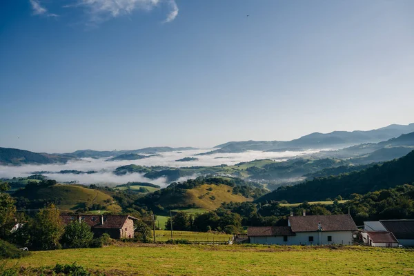 Wioska Droga Dolinie Gór Pireneje Krajobraz Camino Santiago Tak Wysokiej — Zdjęcie stockowe