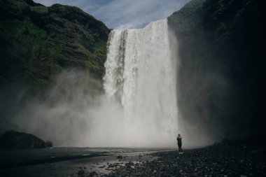 Güney İzlanda 'daki Skogarfoss şelalesinde turistler var. Yüksek kalite fotoğraf