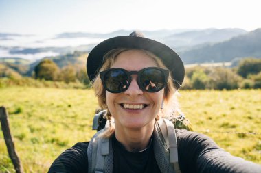 Camino de Santiago 'da seyyah kız selfie' si, Pyrenees, Navarra, İspanya 'da Compostela' ya. Yüksek kalite fotoğraf