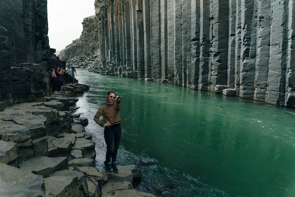绿河穿过研究峡谷 高质量的照片 — 图库照片