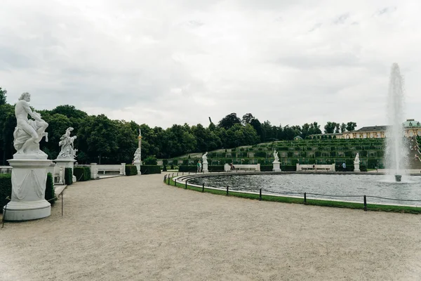Potsdam, Almanya - Sep, 2021 Potsdam 'daki kraliyet sarayı ve park Sanssouci' yi ziyaret ediyor. Yüksek kalite fotoğraf