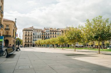 Pamplona Navarra - Plaza del Castillo meydanı yağmurdan sonra dramatik bir gökyüzü. Yüksek kalite fotoğraf