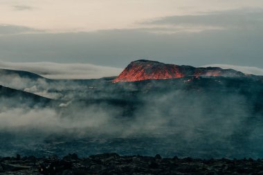 Fagradalsfjall, İzlanda - Haziran 2021: İzlanda, Reykjavik yakınlarında volkan patlaması. Yüksek kalite fotoğraf
