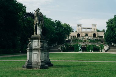 Potsdam, Almanya - Ekim, 2021. Sanssouci Parkı 'ndaki Sanssouci şatosunun yanındaki Portakal Sarayı. Yüksek kalite fotoğraf