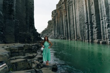 İzlanda, Studlagil Kanyonu 'ndan geçen Yeşil Nehir. Yüksek kalite fotoğraf