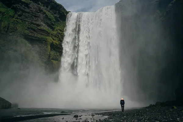 Cachoeira Skogarfoss Sul Islândia Com Turistas Foto Alta Qualidade — Fotografia de Stock