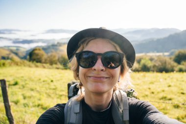 Camino de Santiago 'da seyyah kız selfie' si, Pyrenees, Navarra, İspanya 'da Compostela' ya. Yüksek kalite fotoğraf