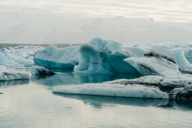 Jokulsarlon Buzul Gölü ve İzlanda 'nın güneyindeki Vatnajokull Ulusal Parkı' nda yer alan Elmas Plajı. Yüksek kalite fotoğraf