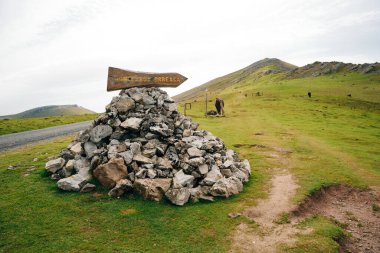 St Jean Pied du Port 'tan Roncevaux' ya Camino Frances 'den Santiago de Compostela' ya kadar Pireneler 'in izini sürün. Yüksek kalite fotoğraf